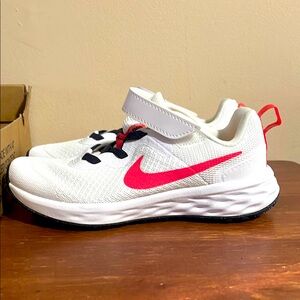 NIKE Revolution Youth Running Sneakers *NEW* Size 12.5, 3 Youth , 1 Youth